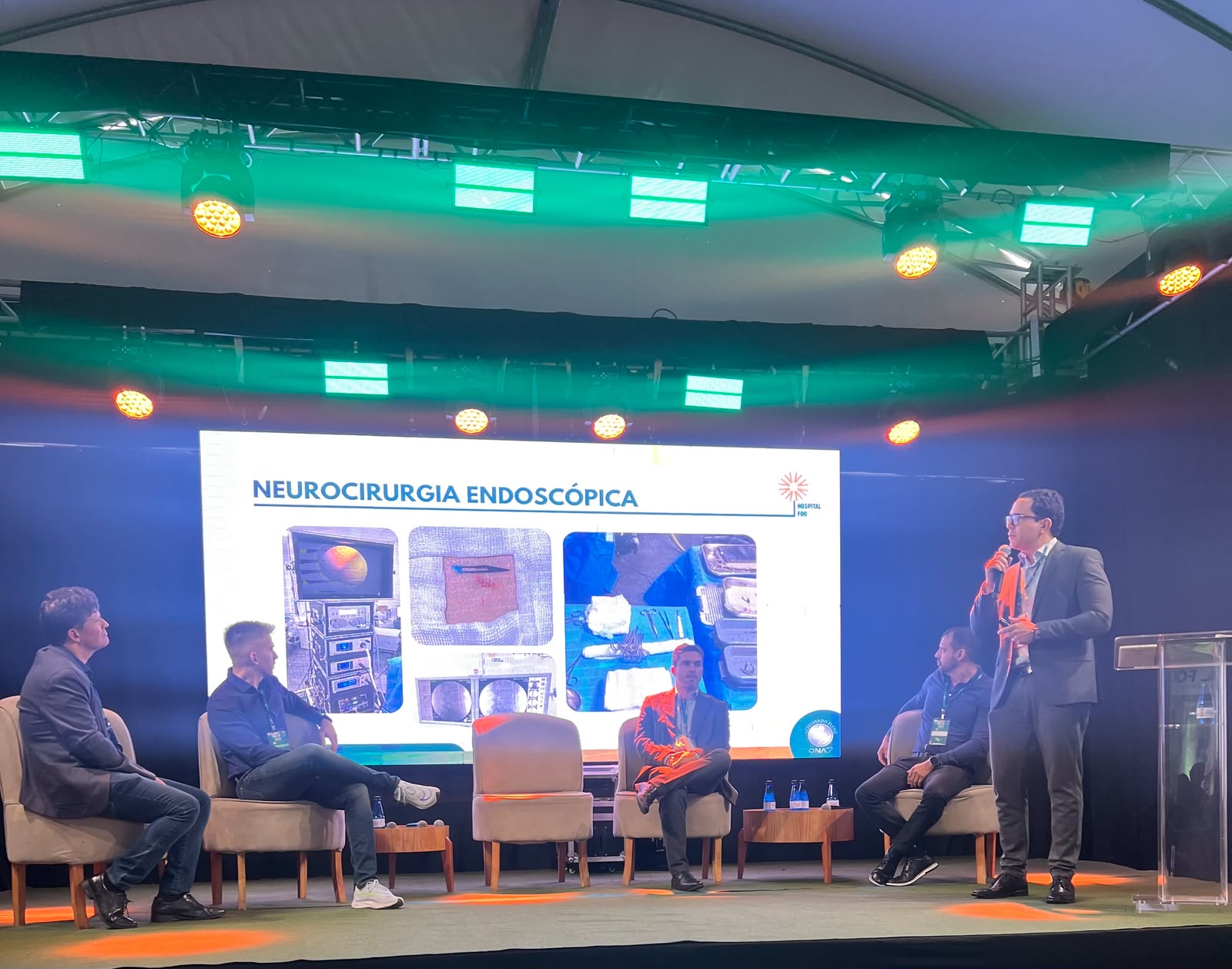 Dr. Rafael Campos palestrando sobre neurocirurgia endoscópica